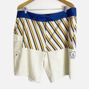 Volcom Manic 2 Trunks White Tiger 40